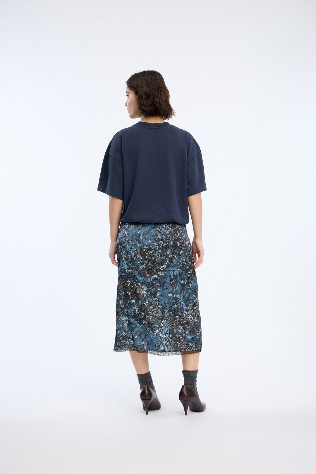 MUNTHE Vaia nederdel i print blue i 100% viskose med kunstnerisk print og midilang pasform.