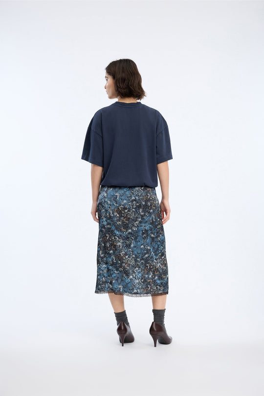 MUNTHE Vaia nederdel i print blue i 100% viskose med kunstnerisk print og midilang pasform.