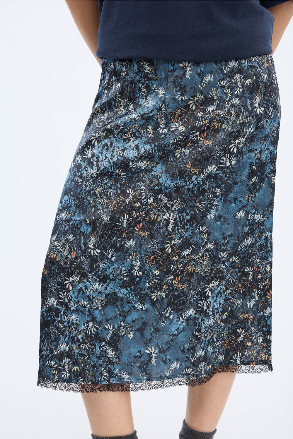 MUNTHE Vaia nederdel i print blue i 100% viskose med kunstnerisk print og midilang pasform.