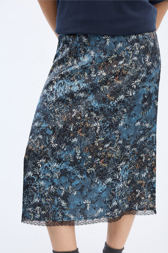 MUNTHE Vaia nederdel i print blue i 100% viskose med kunstnerisk print og midilang pasform.