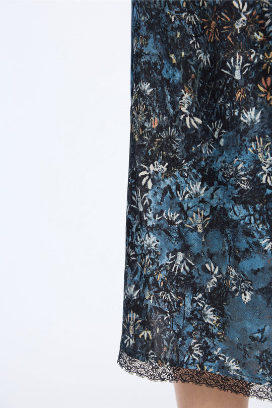 MUNTHE Vaia nederdel i print blue i 100% viskose med kunstnerisk print og midilang pasform.