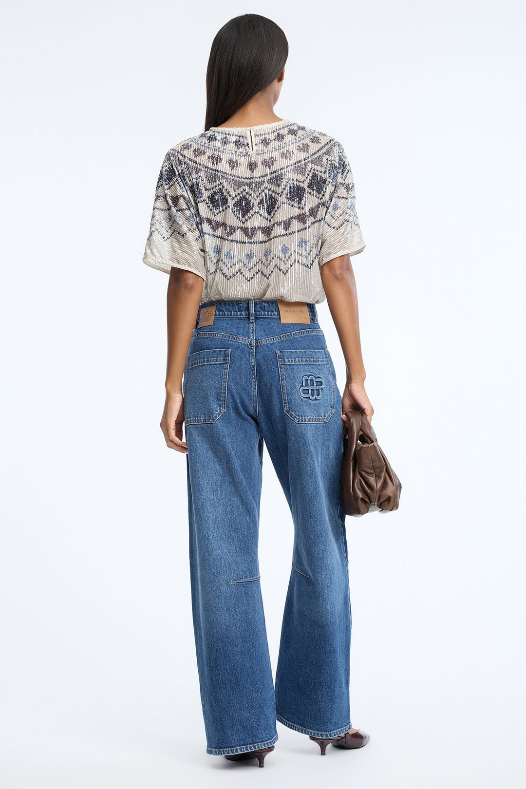 MUNTHE Bohdi Jeans i indigo med regulær pasform og lige ben.