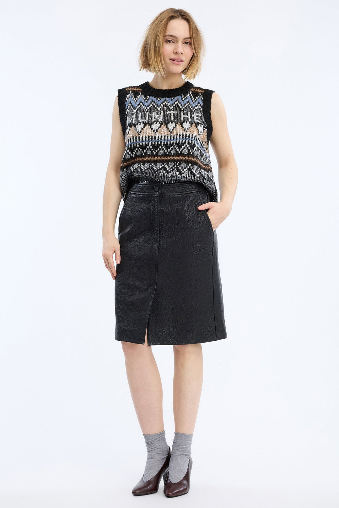 MUNTHE Vitalism Knit i mix black med grafisk strikmønster.
