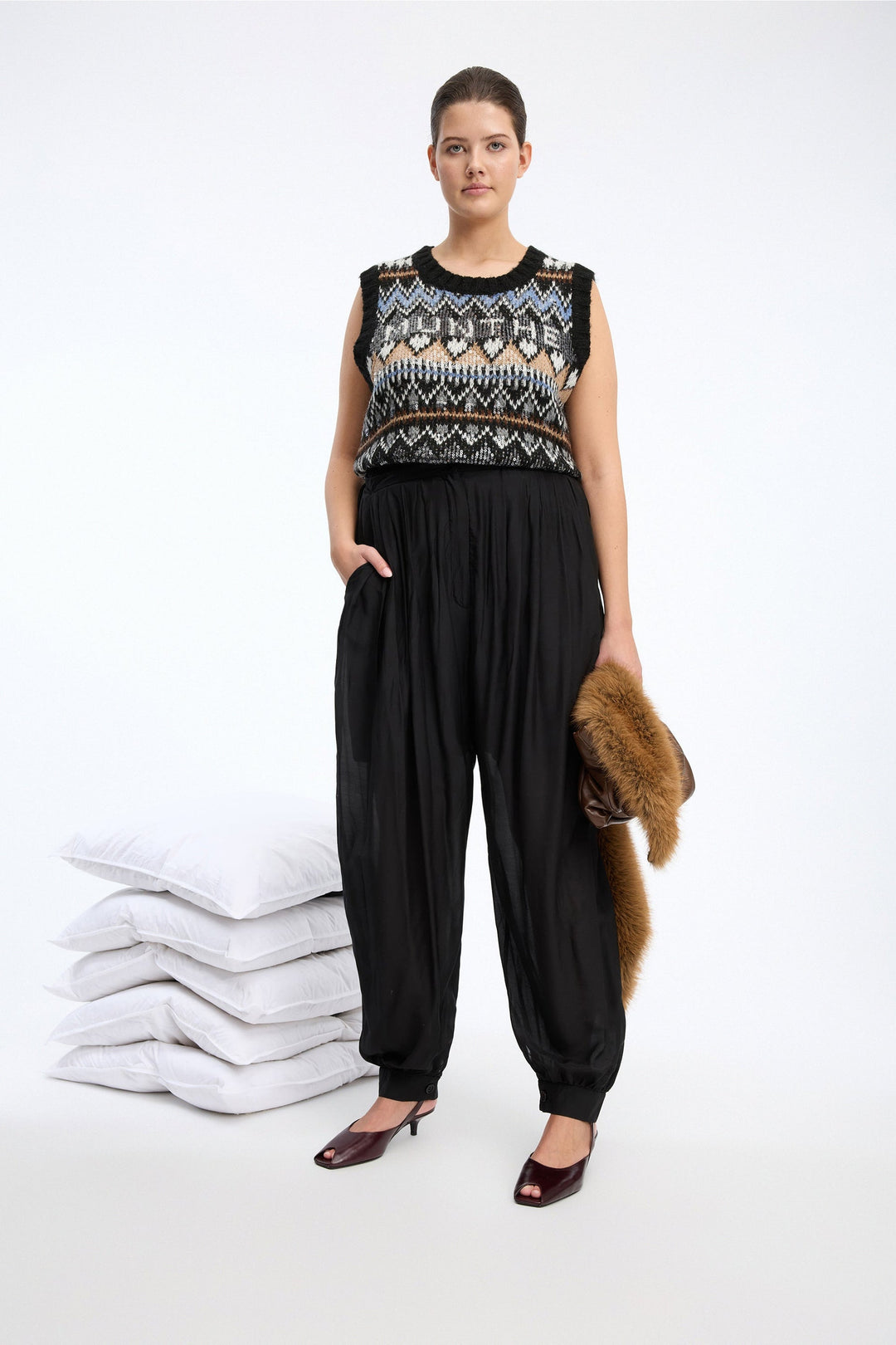 MUNTHE Vitalism Knit i mix black med grafisk strikmønster.