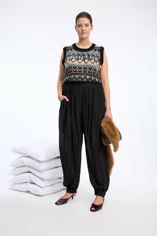 MUNTHE Vitalism Knit i mix black med grafisk strikmønster.