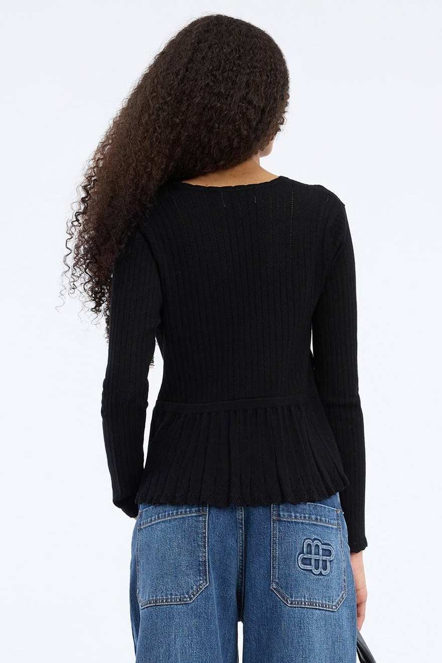 MUNTHE Visiona Knit i black med V-udskæring og peplumkant.