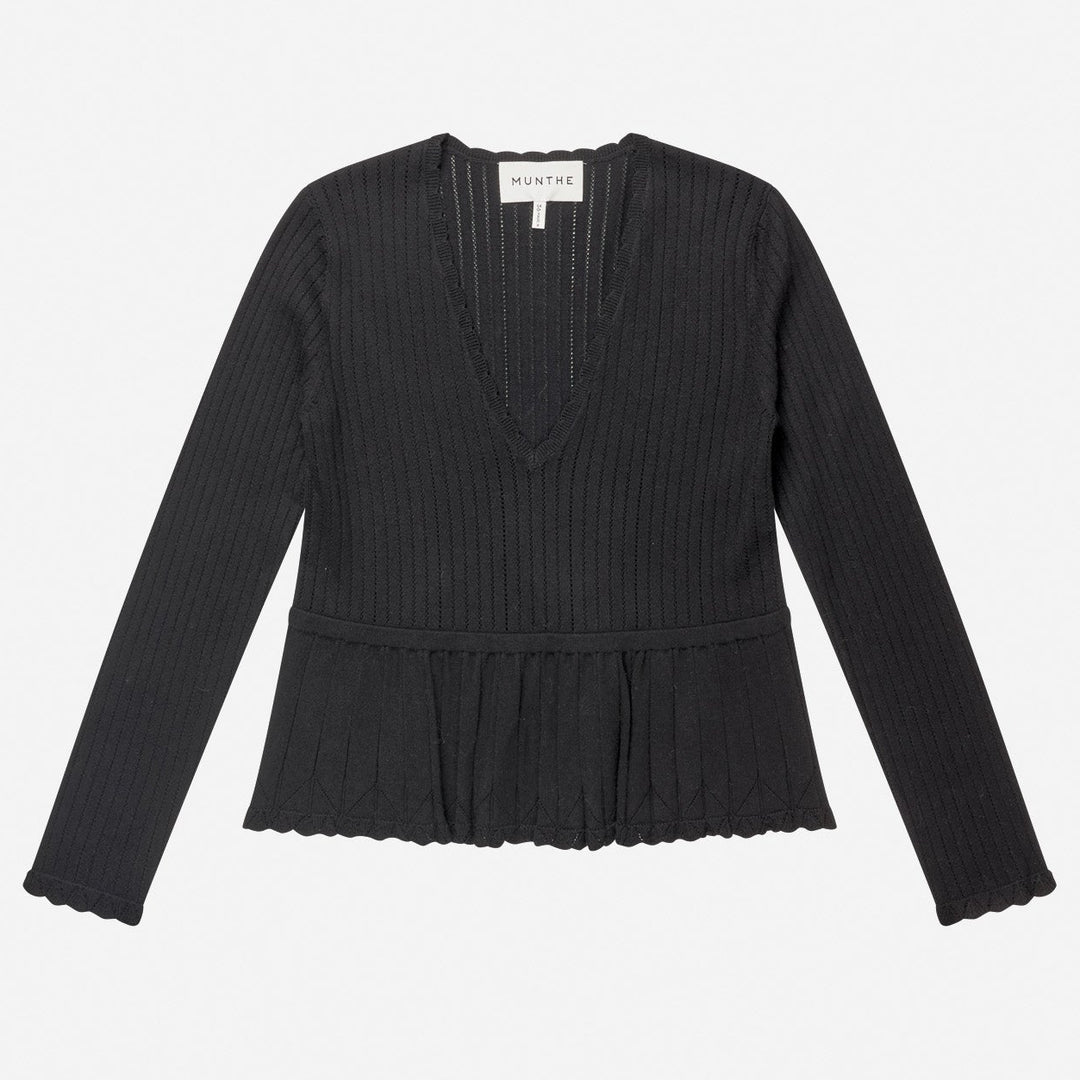 MUNTHE Visiona Knit i black med V-udskæring og peplumkant.