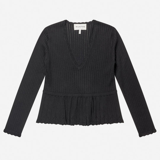MUNTHE Visiona Knit i black med V-udskæring og peplumkant.