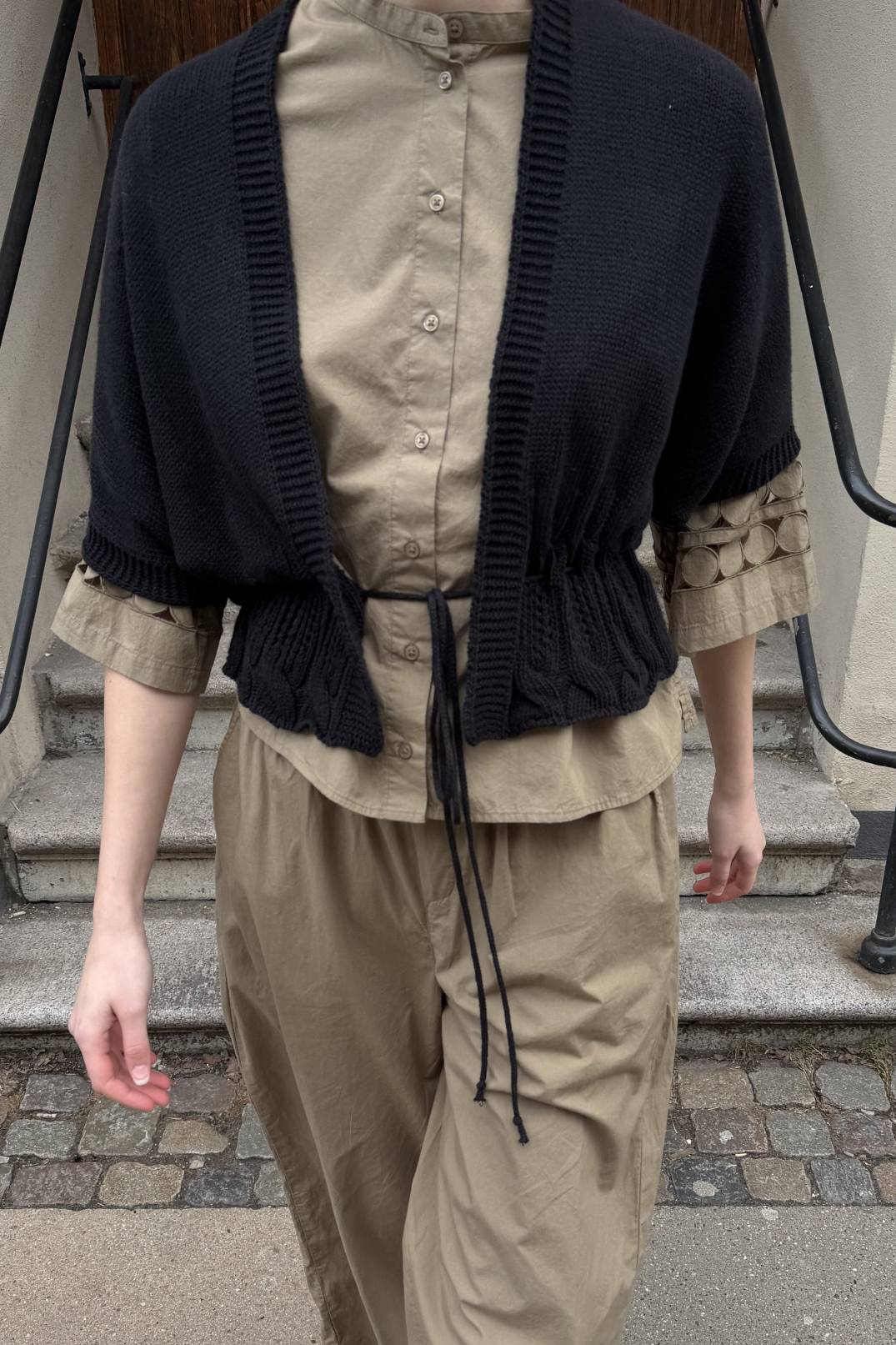 Project AJ117 Vinnie cardigan i sort med hulmønster og bindebånd i taljen.