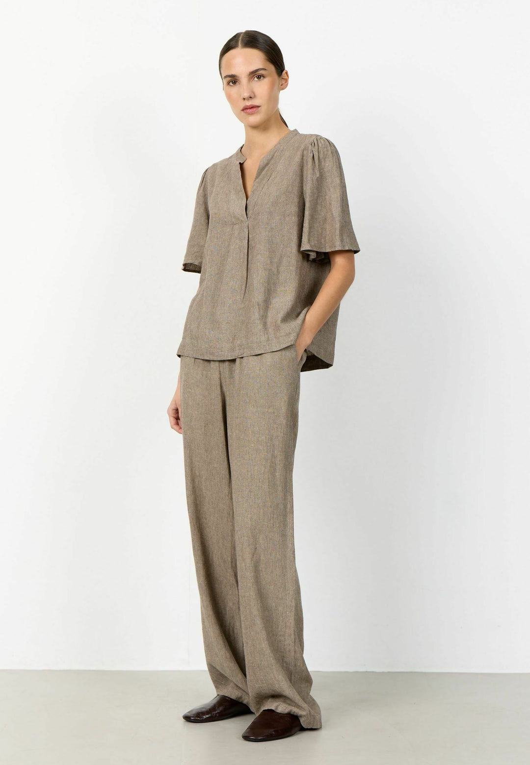 Leveté Room Naja 32 bluse - falcon – let bluse med V-hals, korte ærmer og løs pasform.