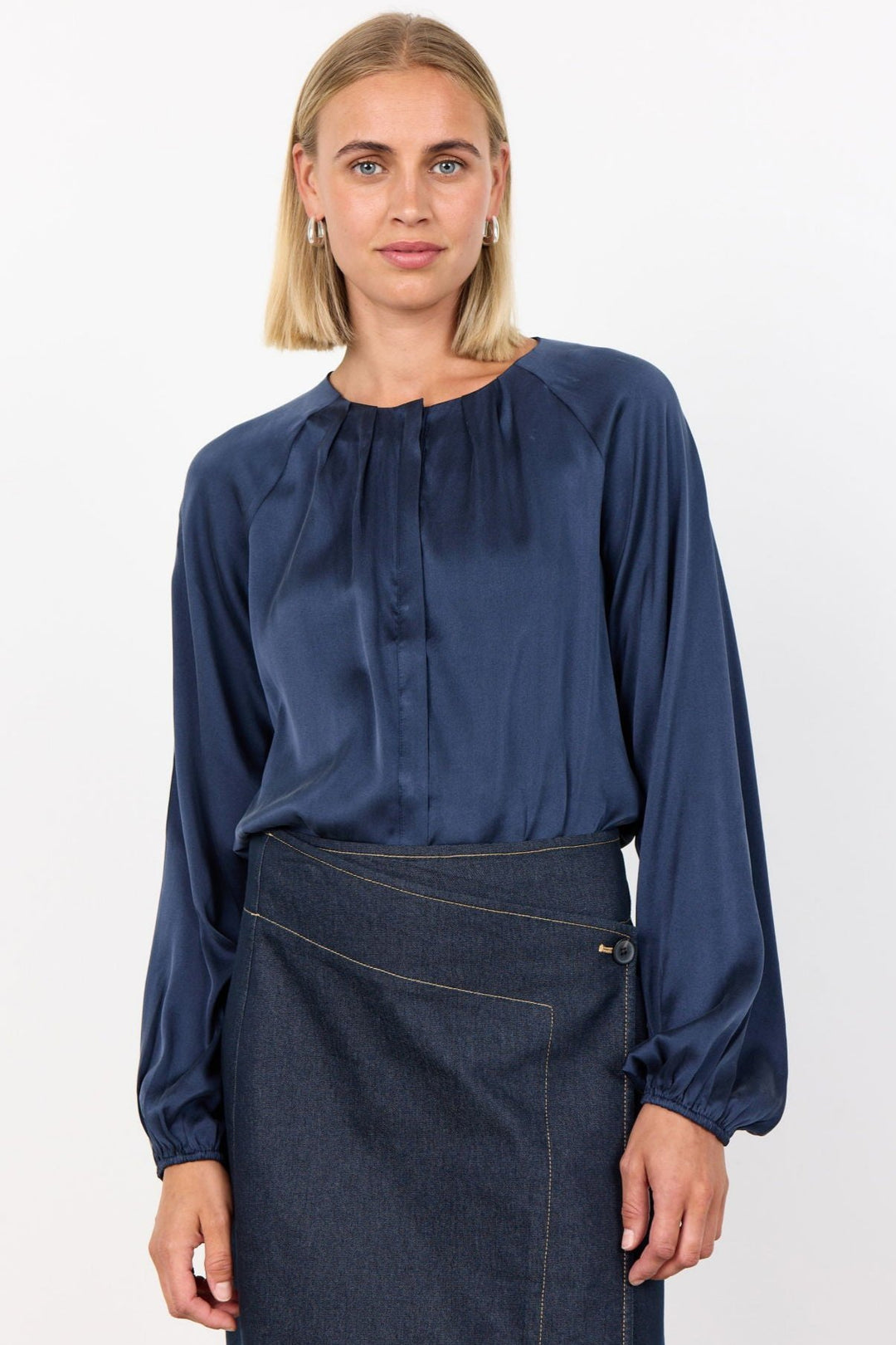 Leveté Room LR-GALE 2 Bluse i Blå - Feminin Silkebluse med Stretch