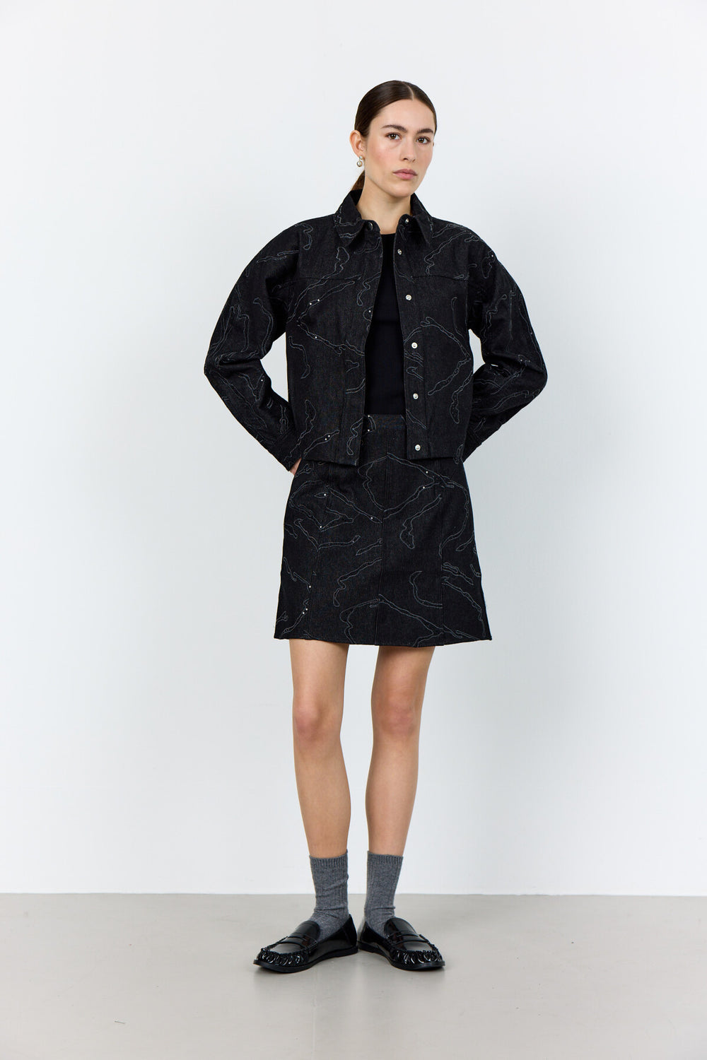 Levete Room LR-Noma 1 Skirt i sort, elegant nederdel med broderet mønster og lynlås bagpå.

