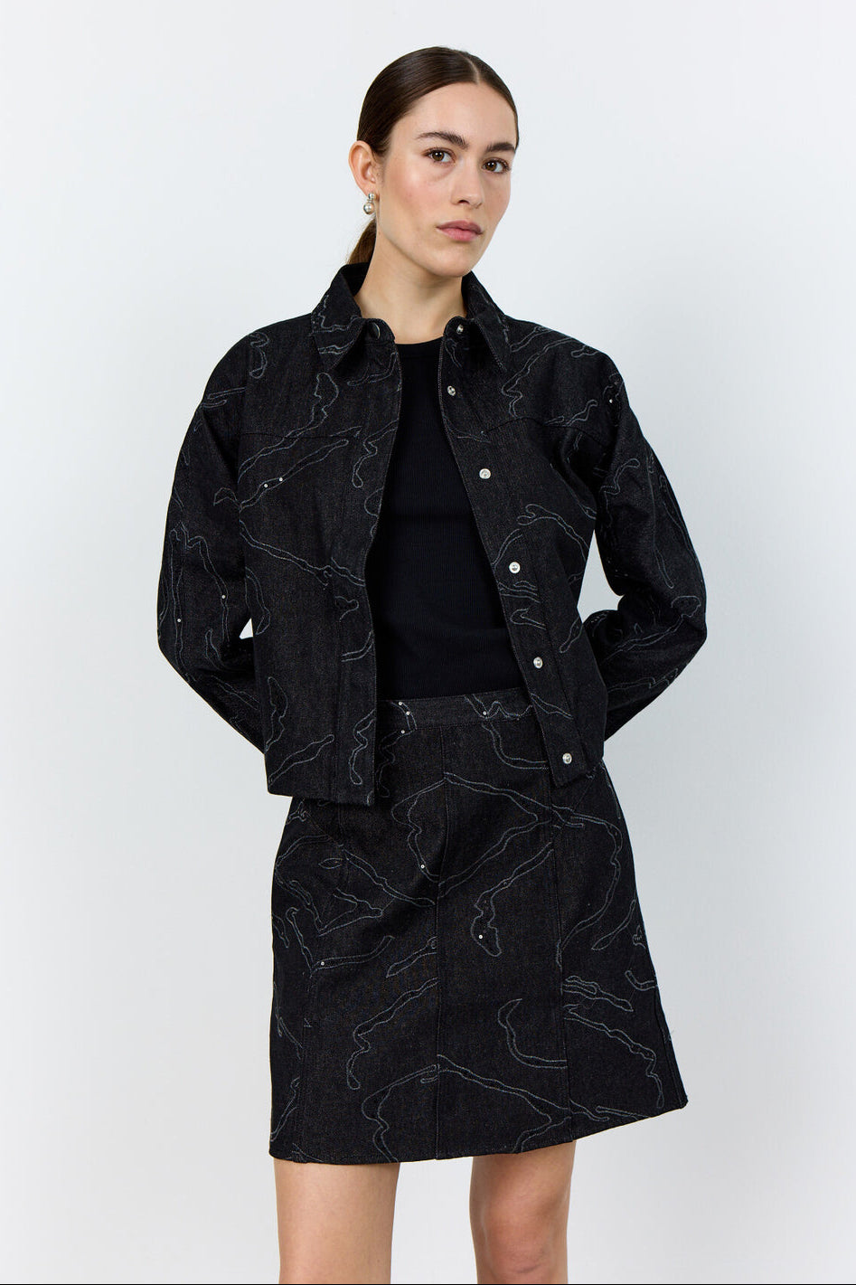 Levete Room LR-Noma 1 Skirt i sort, elegant nederdel med broderet mønster og lynlås bagpå.

