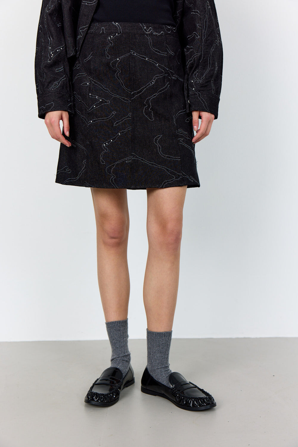 Levete Room LR-Noma 1 Skirt i sort, elegant nederdel med broderet mønster og lynlås bagpå.

