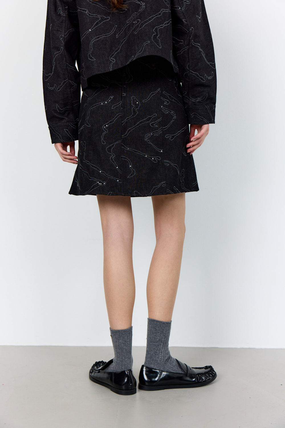Levete Room LR-Noma 1 Skirt i sort, elegant nederdel med broderet mønster og lynlås bagpå.

