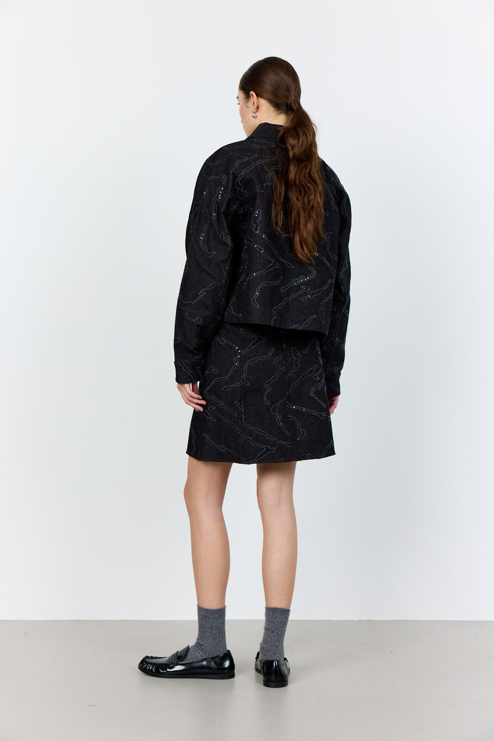 Levete Room LR-Noma 1 Skirt i sort, elegant nederdel med broderet mønster og lynlås bagpå.

