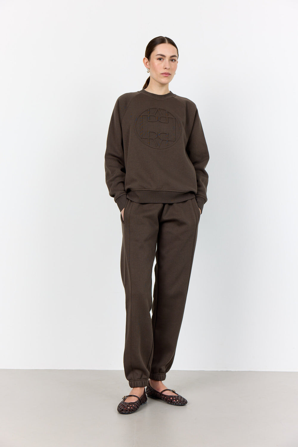 Levete Room LR-Nuka 11 sweatshirt, lavet af økologisk bomuld og genanvendt polyester, med cirkulært logo på forsiden.

