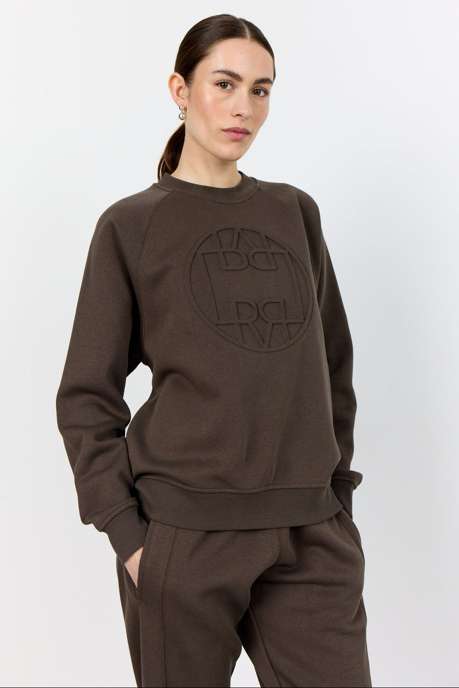 Levete Room LR-Nuka 11 sweatshirt, lavet af økologisk bomuld og genanvendt polyester, med cirkulært logo på forsiden.

