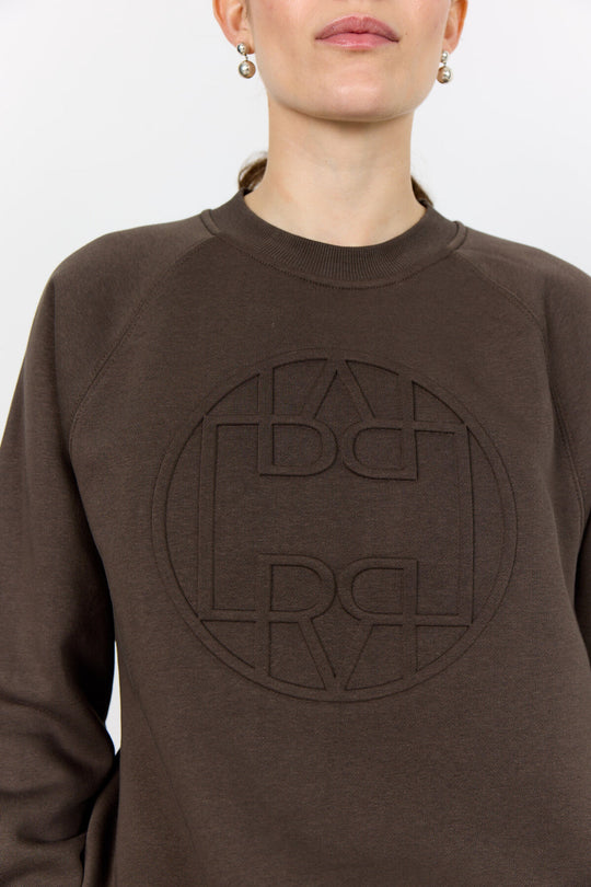 Levete Room LR-Nuka 11 sweatshirt, lavet af økologisk bomuld og genanvendt polyester, med cirkulært logo på forsiden.