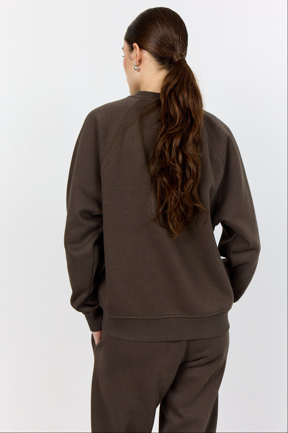 Levete Room LR-Nuka 11 sweatshirt, lavet af økologisk bomuld og genanvendt polyester, med cirkulært logo på forsiden.