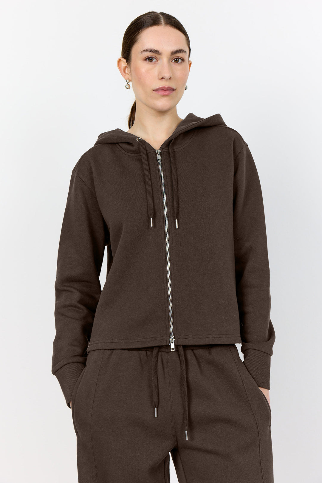 Leveté Room LR-Nuka 9 sweat cardigan i coffee med hætte, lynlås og boxy pasform.  