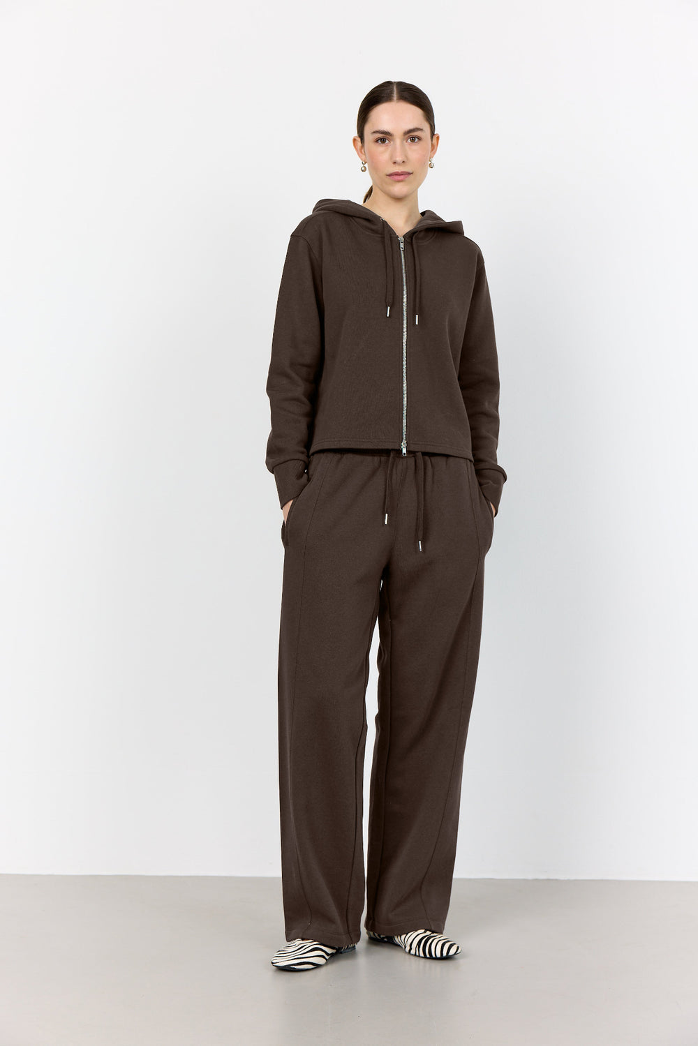 Leveté Room LR-Nuka 9 sweat cardigan i coffee med hætte, lynlås og boxy pasform.  