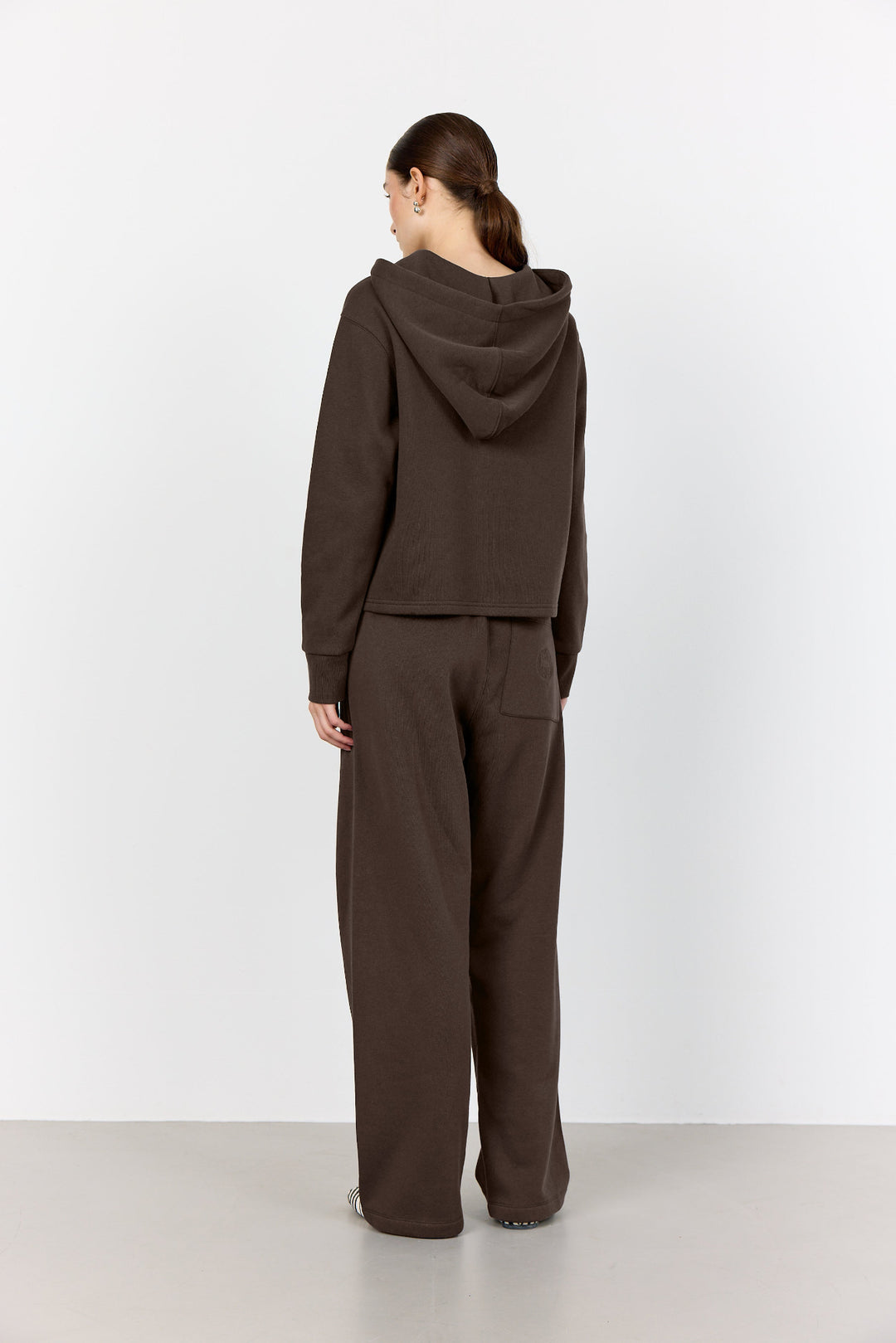 Leveté Room LR-Nuka 9 sweat cardigan i coffee med hætte, lynlås og boxy pasform.  