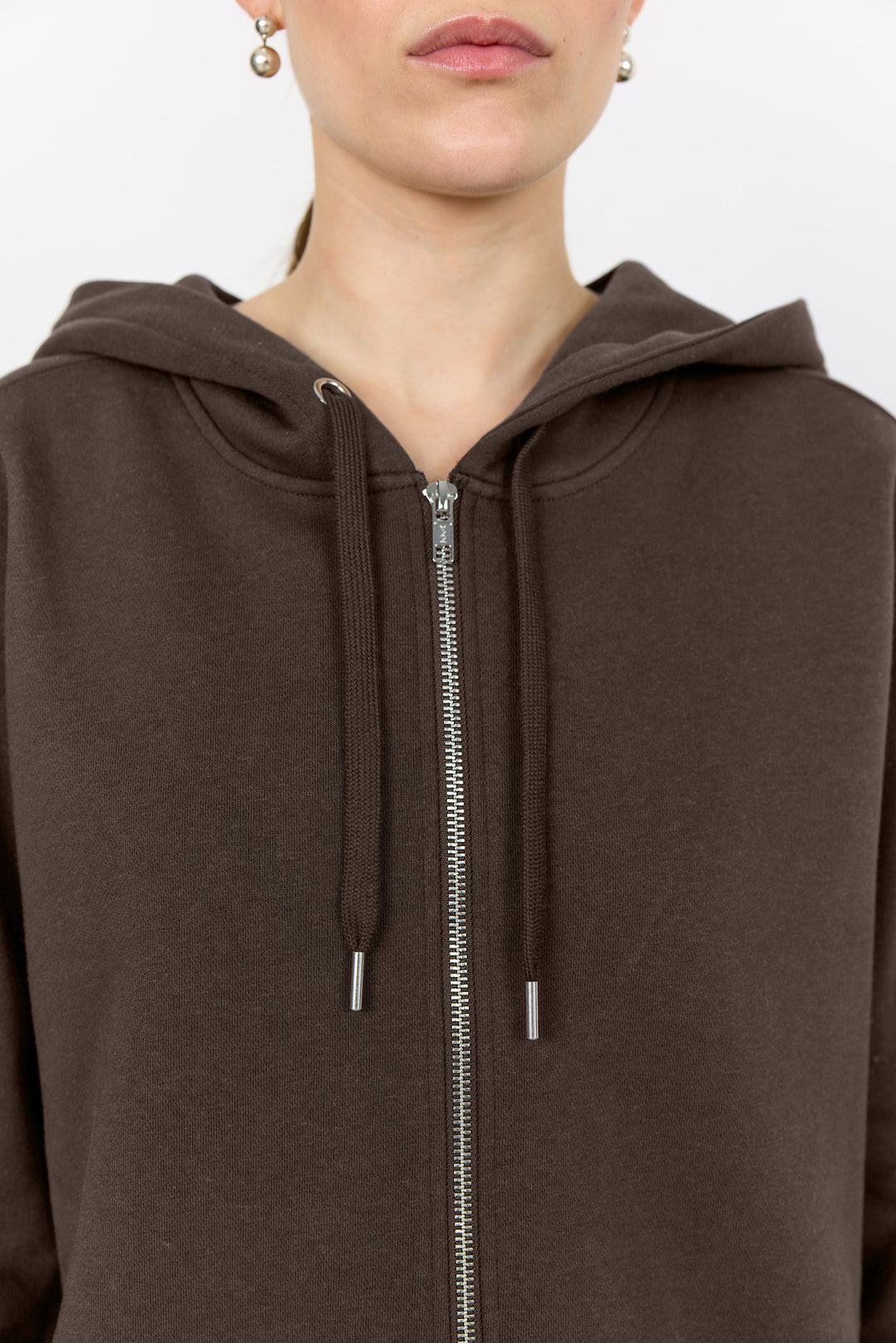 Leveté Room LR-Nuka 9 sweat cardigan i coffee med hætte, lynlås og boxy pasform.  