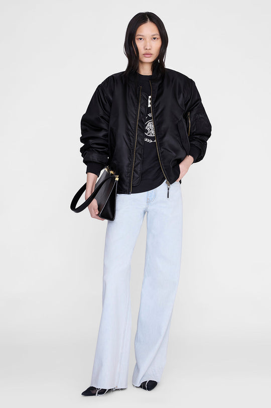 ANINE BING Miles Collegiate sweatshirt – modelbillede med oversized pasform