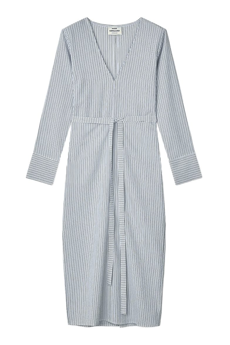 Mads Nørgaard Soft Crease Oda Dress i blå og beige striber på model