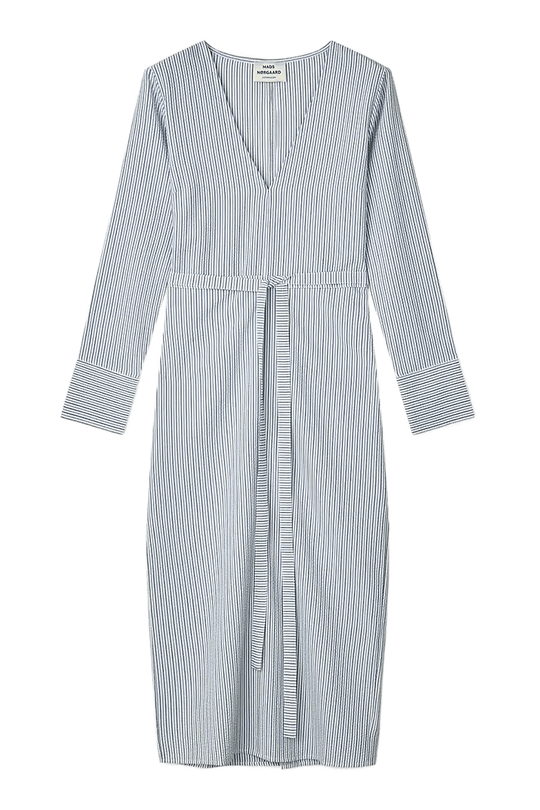Mads Nørgaard Soft Crease Oda Dress i blå og beige striber på model