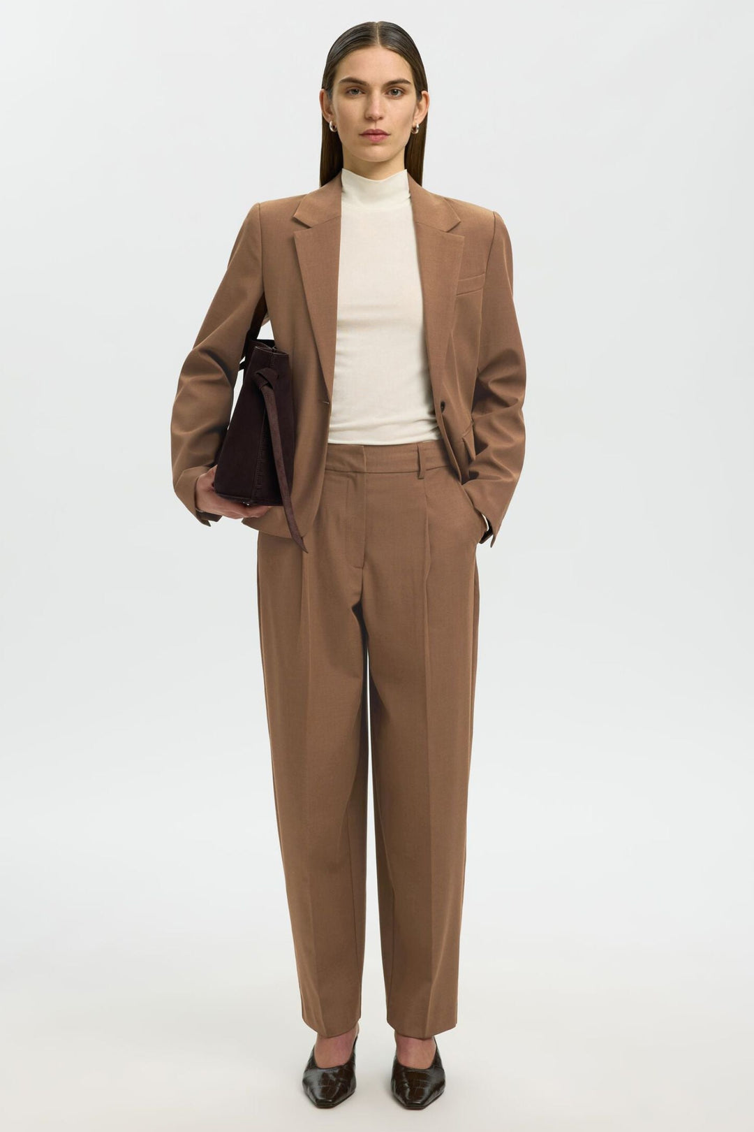 Selected Femme Signe barrel-bukser i toffee 