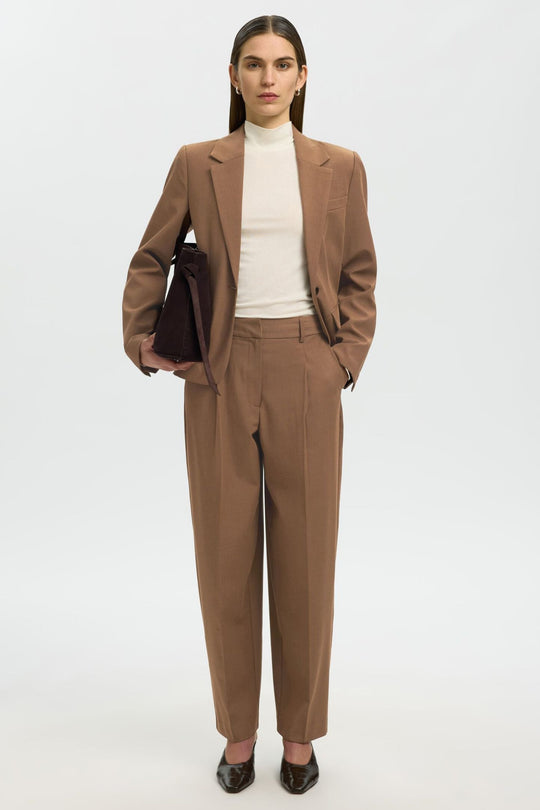 Selected Femme Signe barrel-bukser i toffee 
