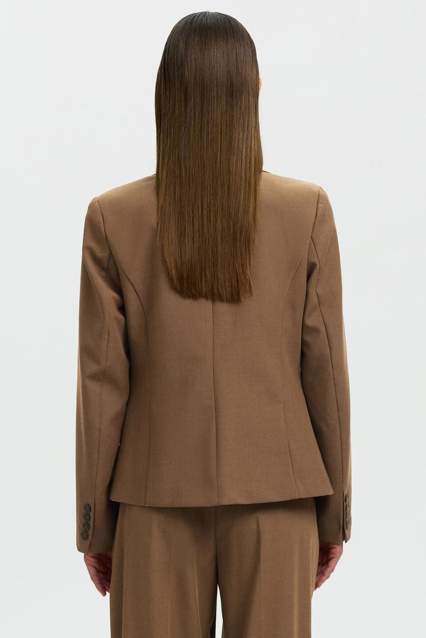 Selected Femme Signe blazer i toffee 