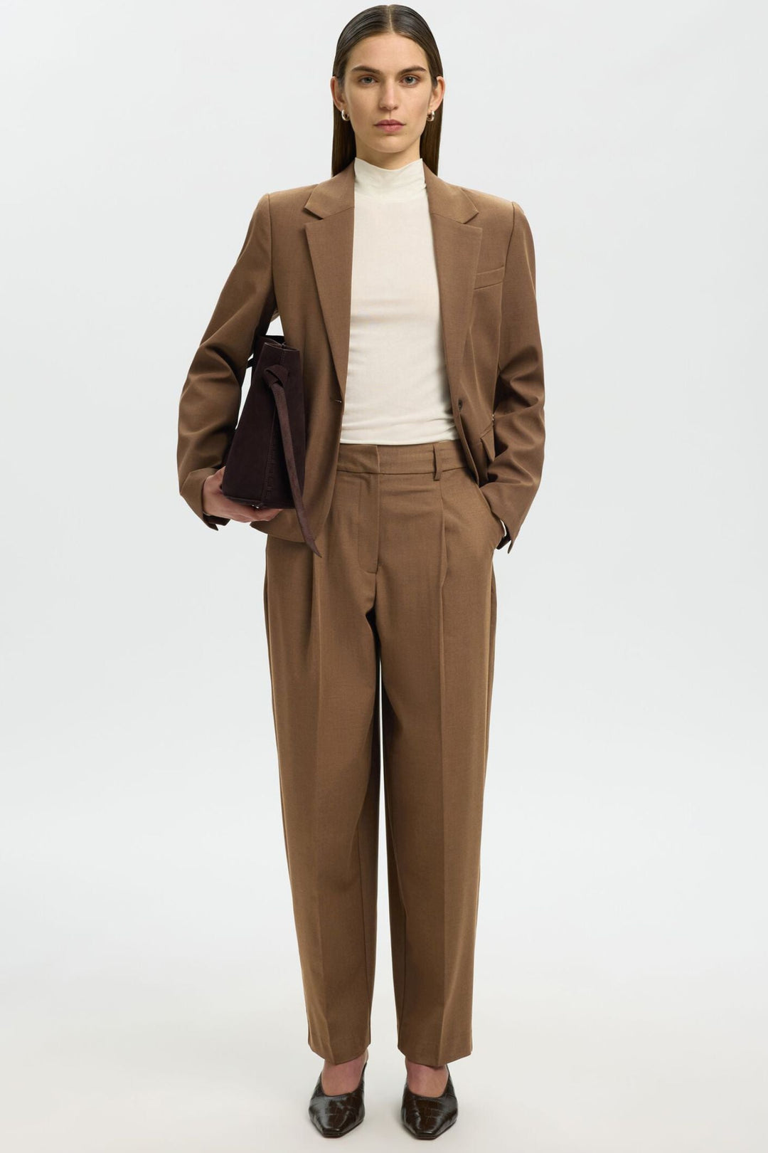 Selected Femme Signe blazer i toffee – styling og silhuet