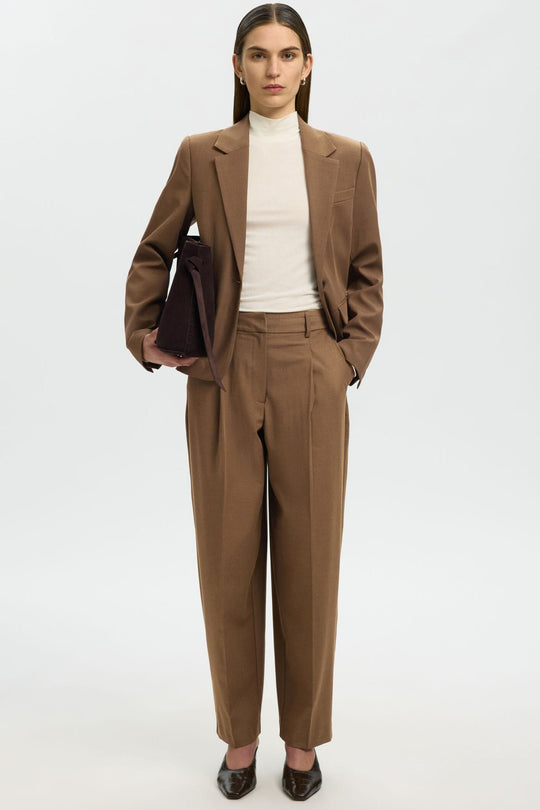 Selected Femme Signe blazer i toffee – styling og silhuet