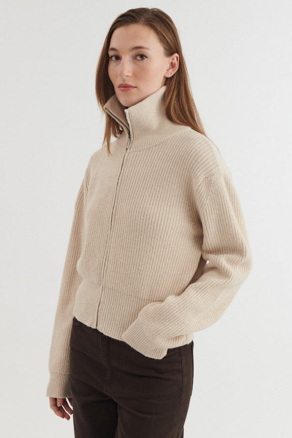Basic Apparel Cady Zip Cardigan beige melange – set fra siden
