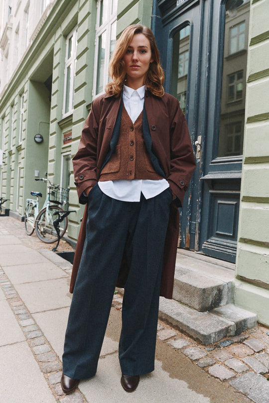 Basic Apparel Marjo Pants blackened pearl/black – set fra siden