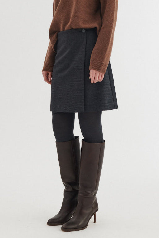 Basic Apparel Marjo Wrap Skirt blackened pearl/black – detalje af pasform
