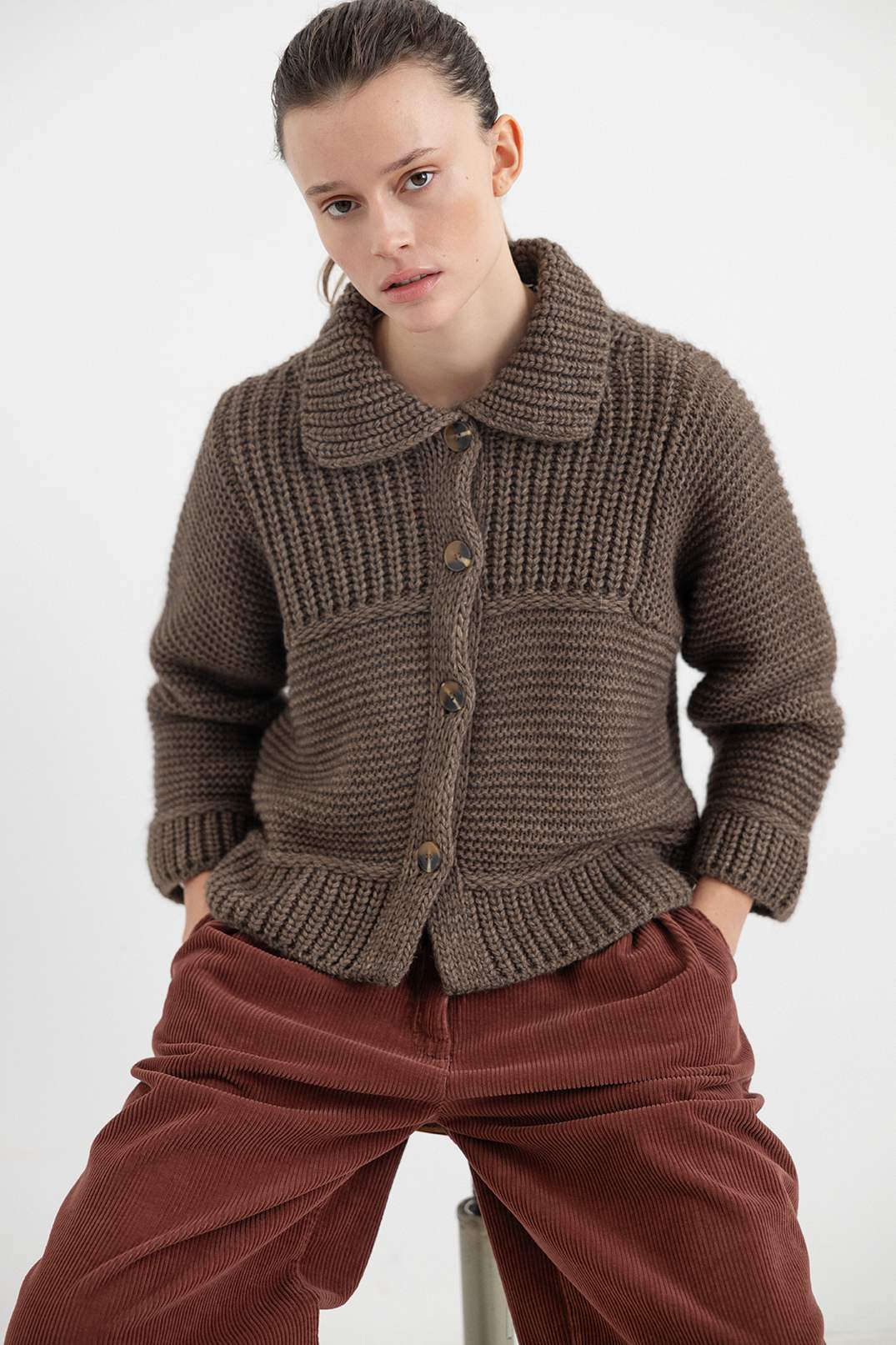 Project AJ117 Omega cardigan i soil