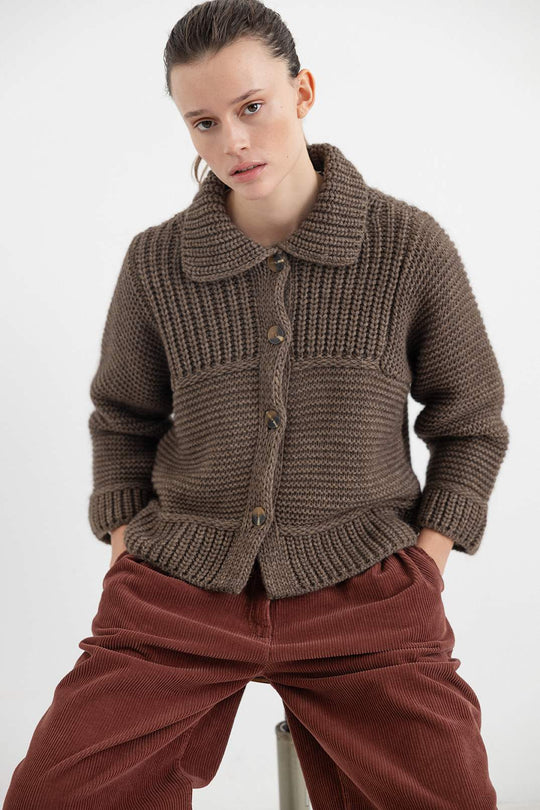 Project AJ117 Omega cardigan i soil