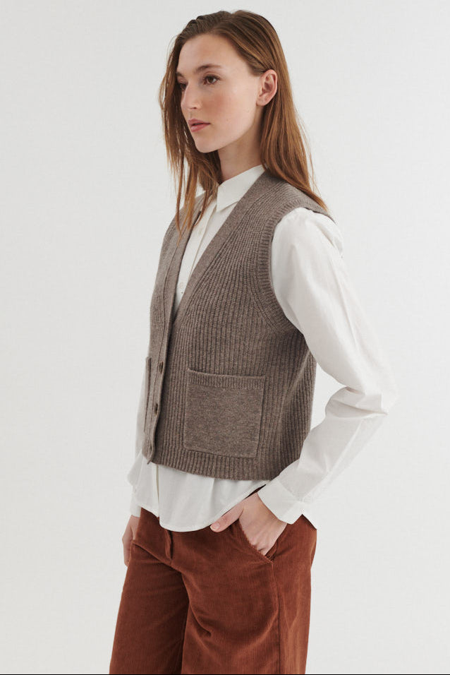 Basic Apparel Liz vest i portobella – set fra siden