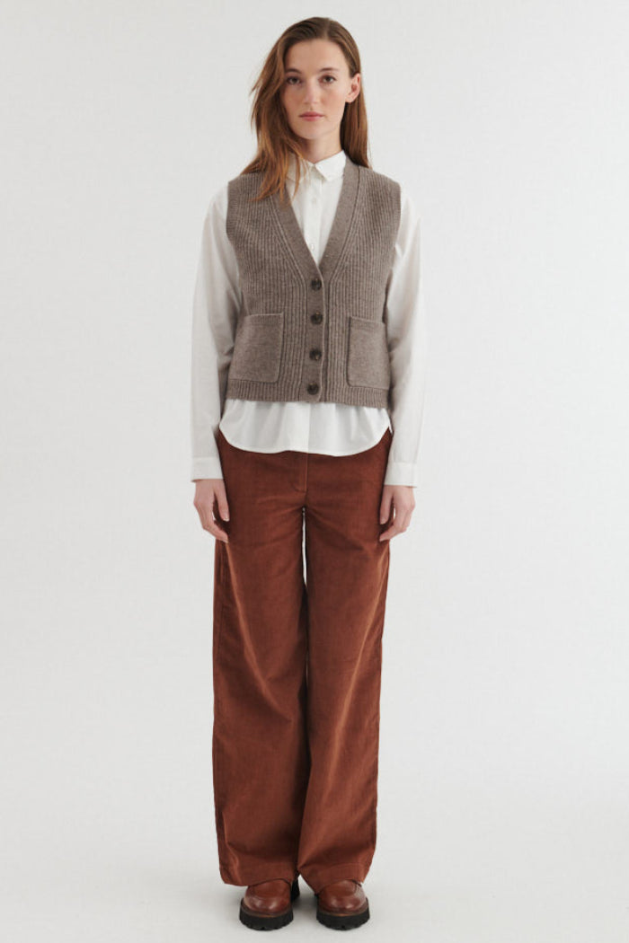 Basic Apparel Liz vest i portobella – strikdetalje