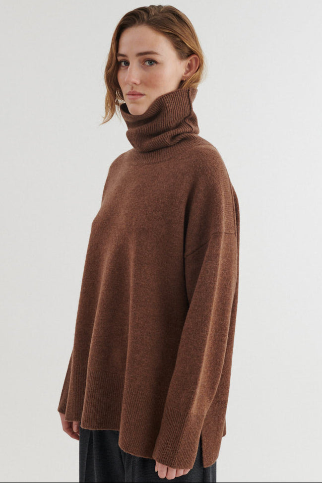 Basic Apparel Liz T-Neck sweater i fondue fudge – set fra siden
