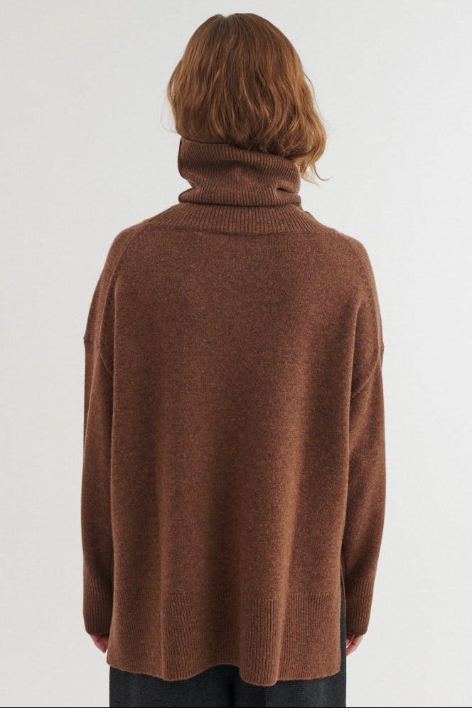 Basic Apparel Liz T-Neck sweater i fondue fudge – detalje af pasform