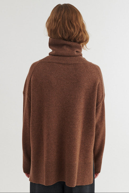 Basic Apparel Liz T-Neck sweater i fondue fudge – detalje af pasform
