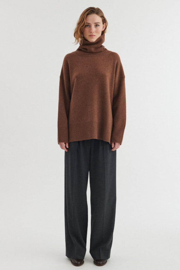 Basic Apparel Liz T-Neck sweater i fondue fudge – set bagfra