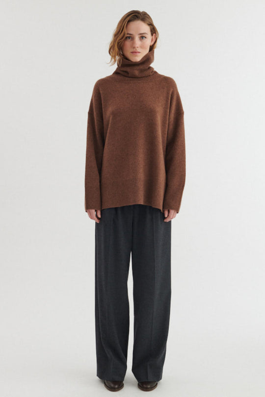 Basic Apparel Liz T-Neck sweater i fondue fudge – set bagfra