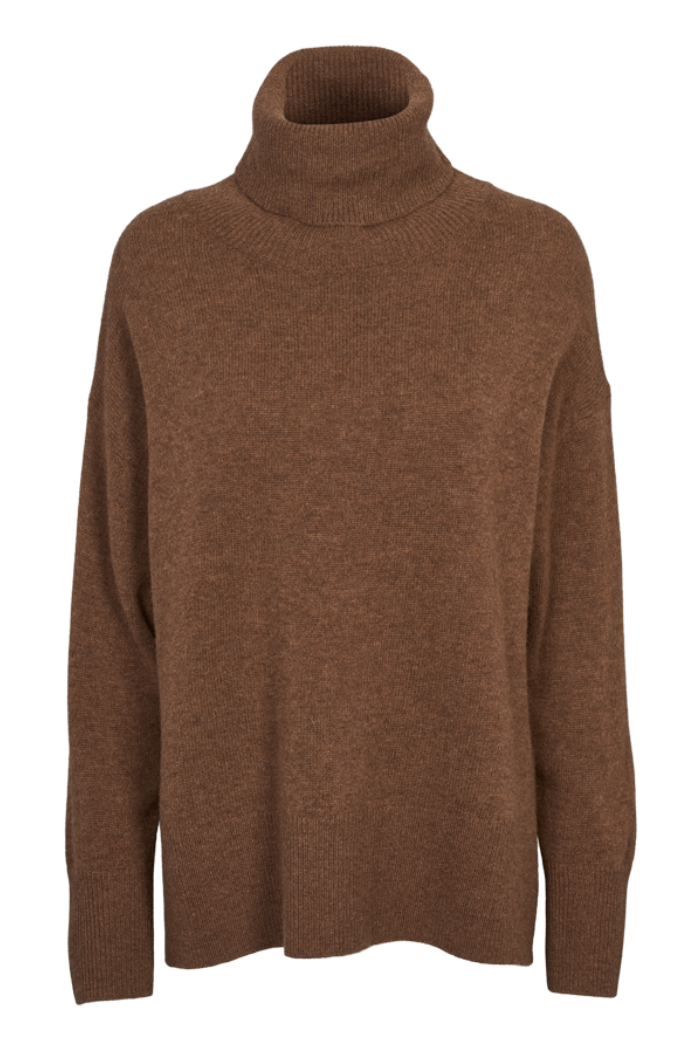 Basic Apparel Liz T-Neck sweater i fondue fudge – strikdetalje
