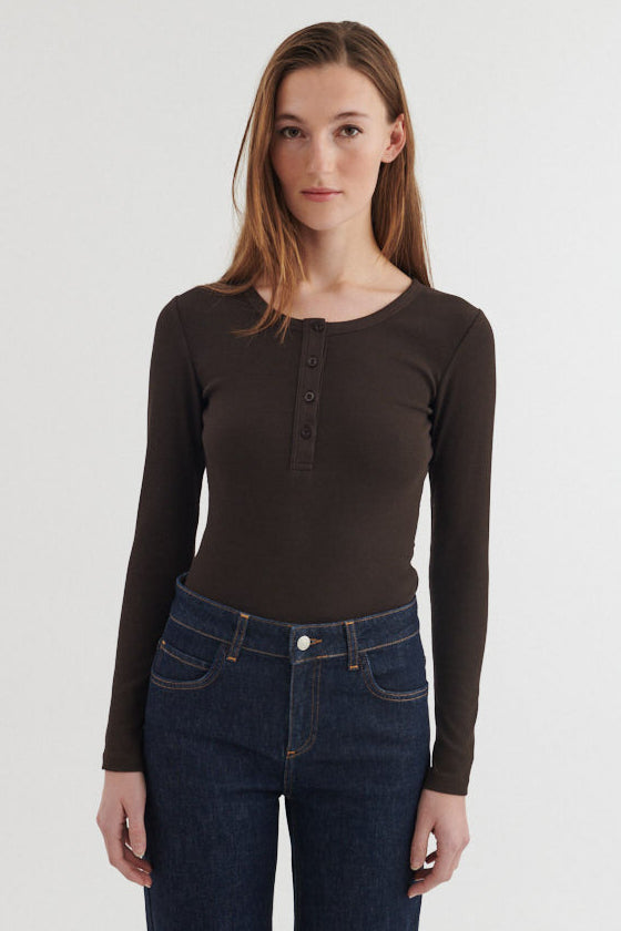 Basic Apparel Ludmilla bluse i chocolate torte – produktbillede forfra
